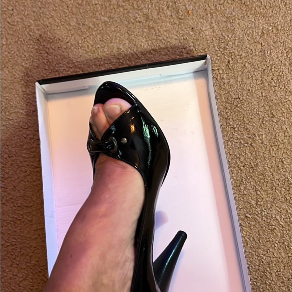 Nrly NWT Size 6.5 Carlos Santana beautiful chic black patent w/accents toes/heel